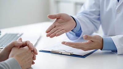 Пациент сидит на консультации